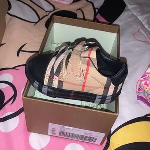 Burberry shoes only worn once